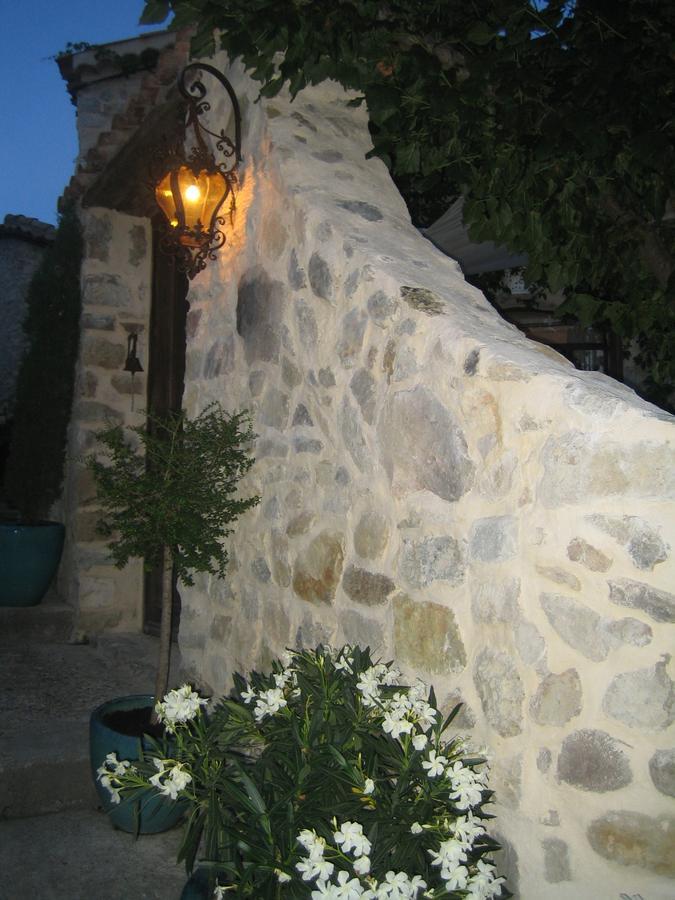 Les Vieux Murs Montfort  Exteriör bild